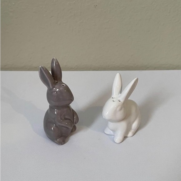 Bunny Rabbit Salt & Pepper Shakers NEW - Picture 2 of 2